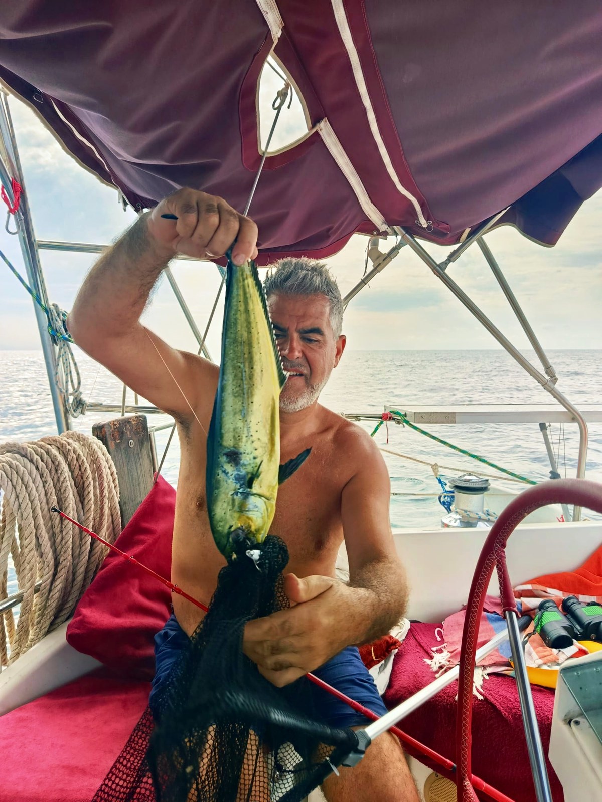El capitán con la llampuga recién pescada