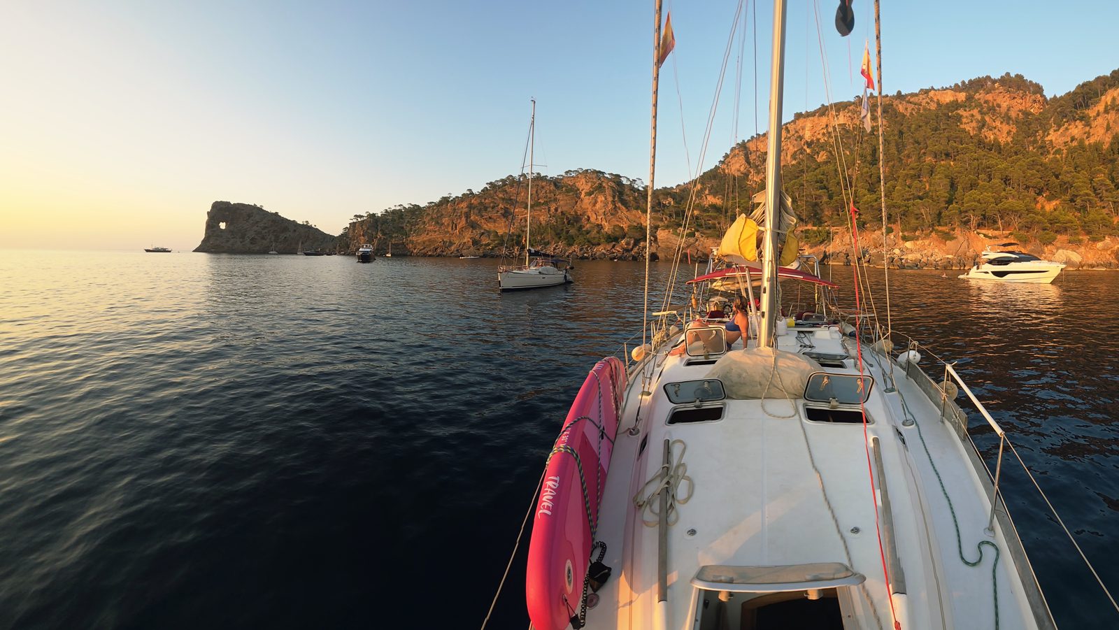 La proa del Truhán al atardecer frente a Sa Foradada, Mallorca