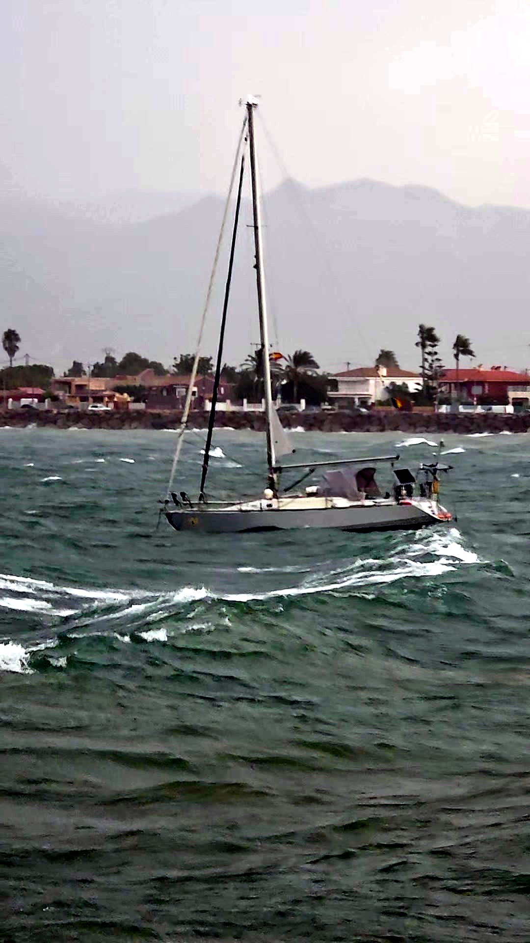 Temporal de 47 nudos frente a la escollera de Burriana