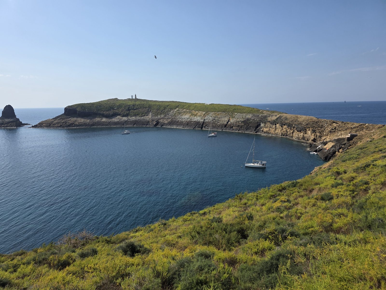 La bahía de la Illa Grossa, en las Islas Columbretes, con un velero amarrado