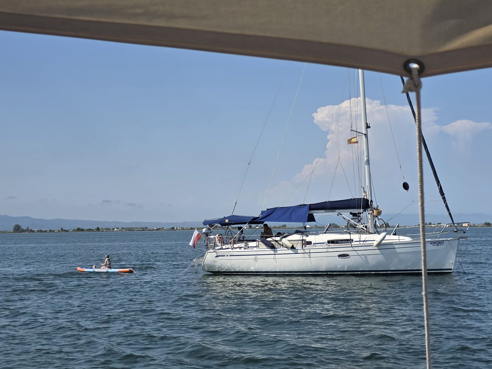 El Truhán fondeado en la bahía de Els Alfacs la tarde del eclipse