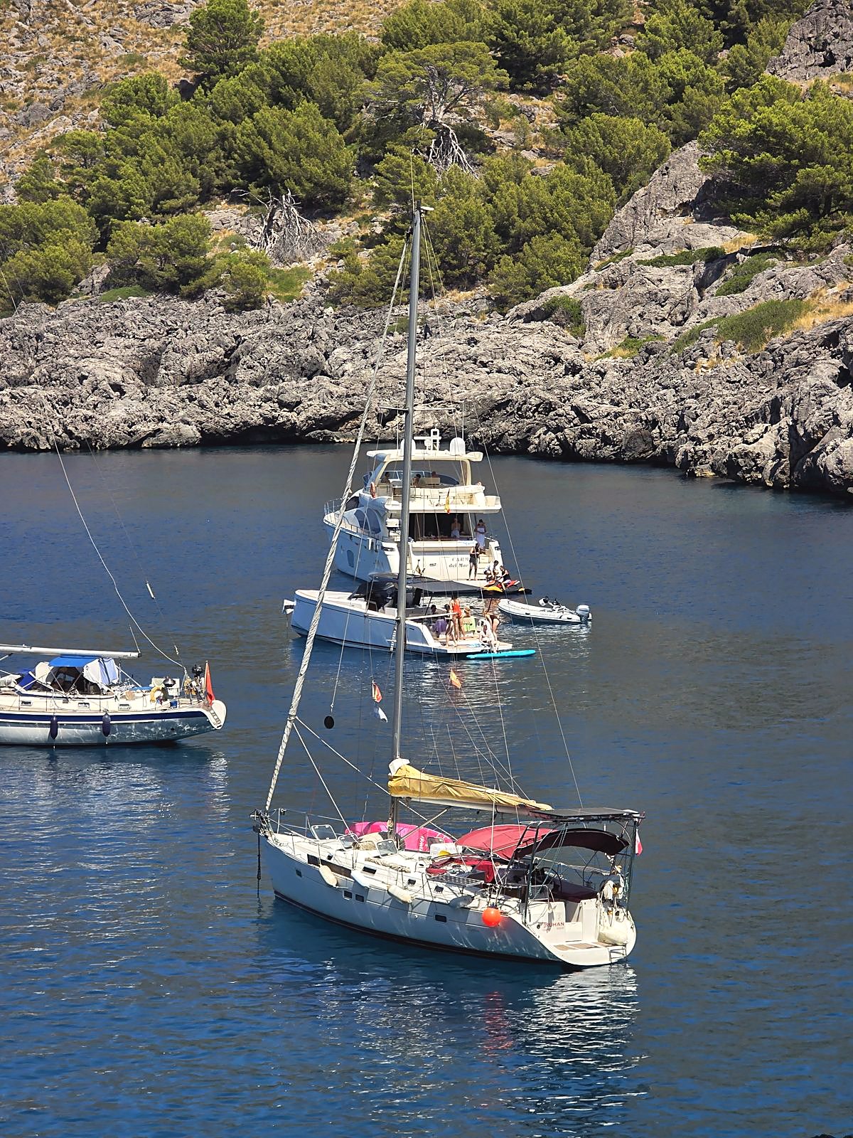 El Truhán fondeado en Sa Calobra, Mallorca